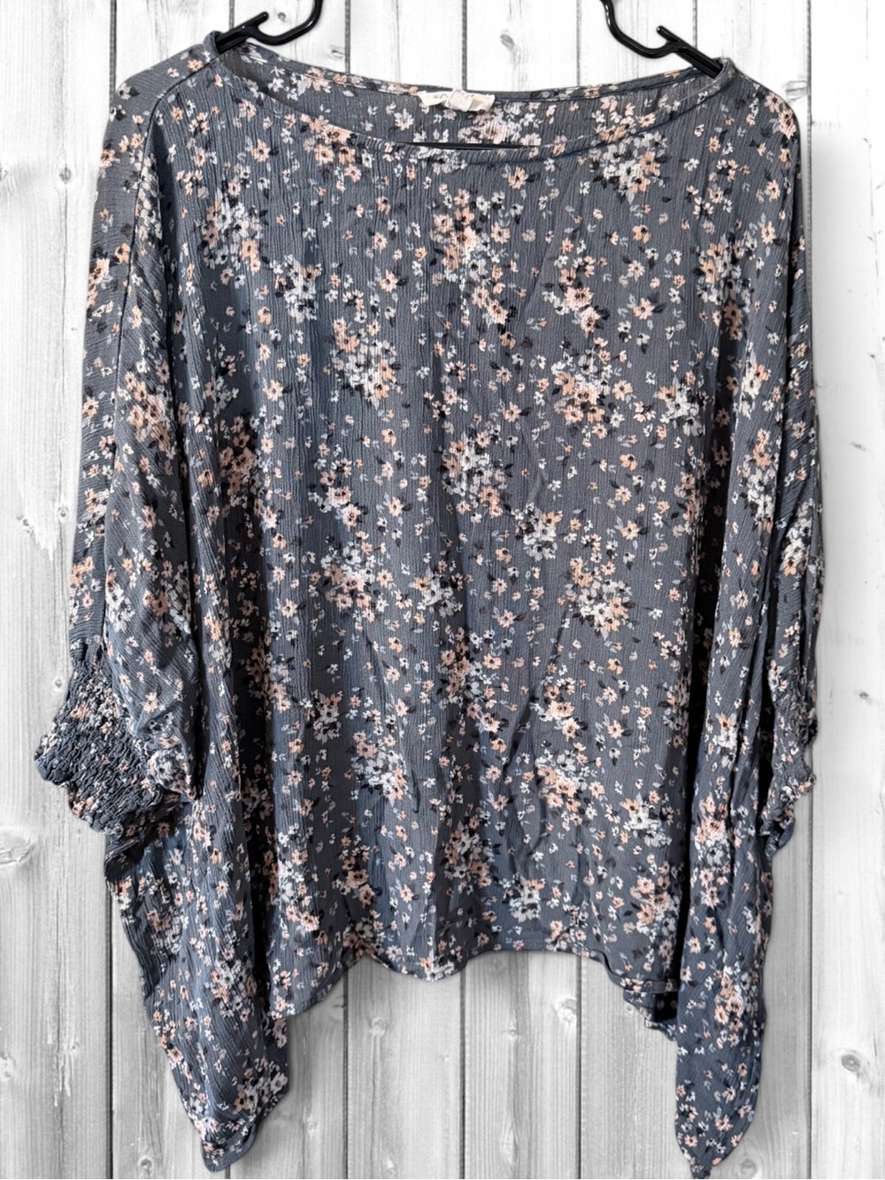 🙋🏻‍♀️ODDY Gray Floral Tunic with Pink Accents